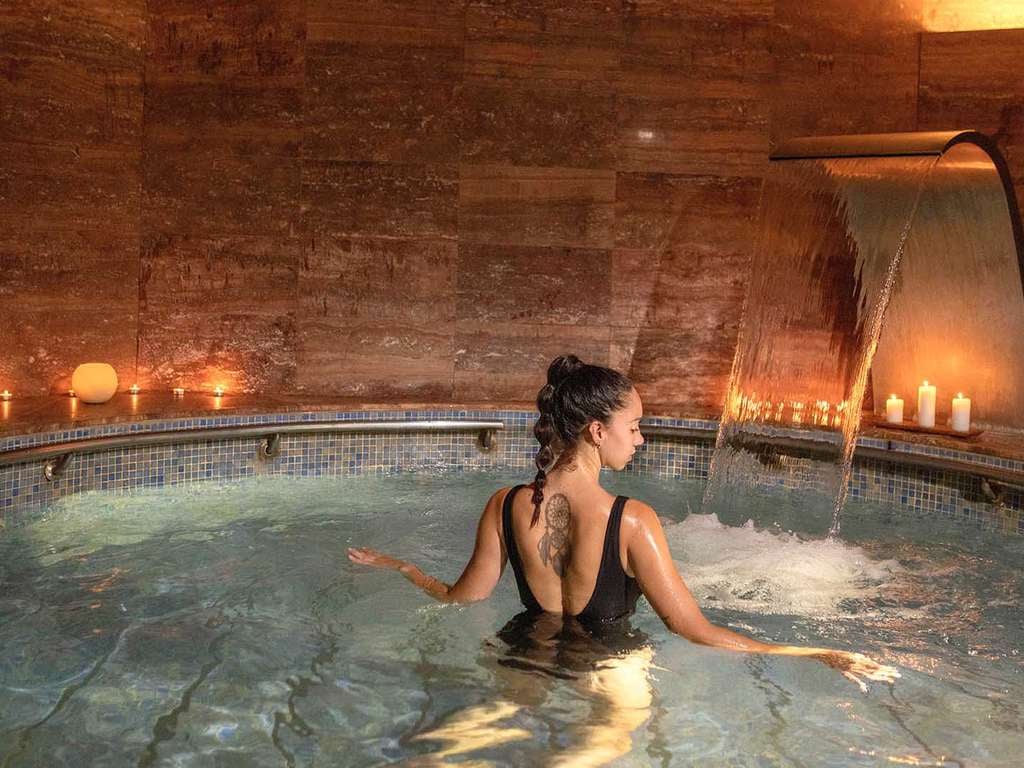 Profitez d'une expérience inoubliable en couple : champagne, bains à remous privé - 4* - photo 1