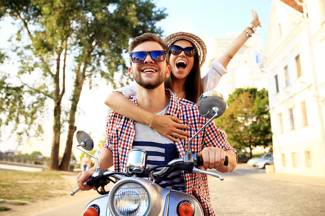 week-end scooter couple 1080x720
